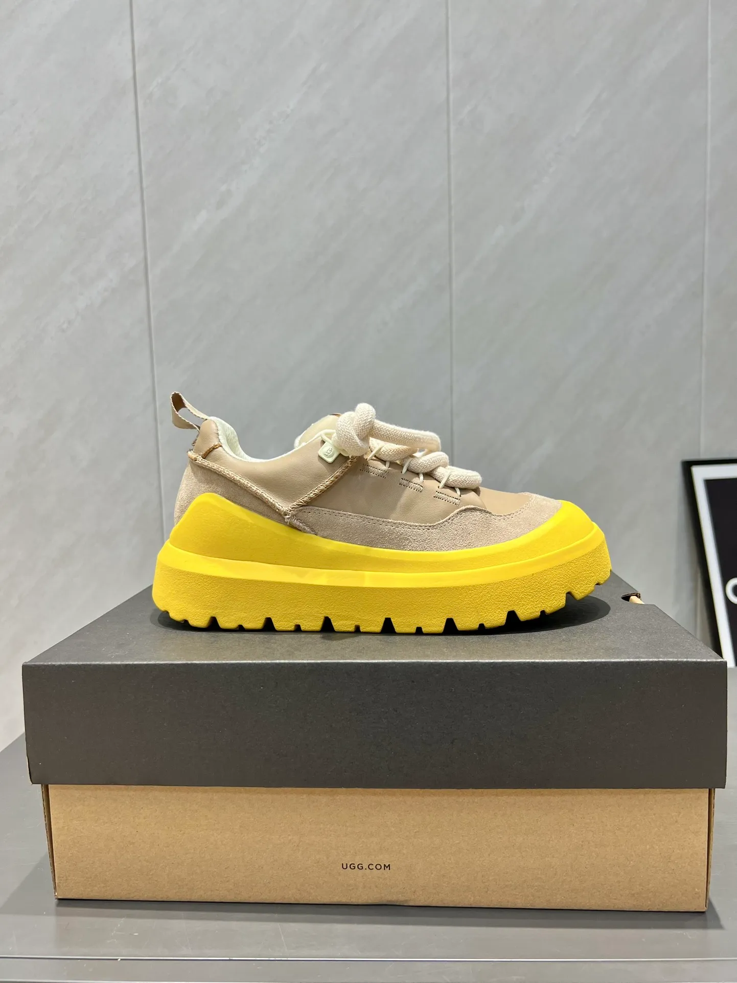 Factory: Couple P620💰 "Exclusive top version" UGG~25vs popular platform thick-soled casual shoes series... [Couple's thick-soled Maori casual shoes] A shoe that will not clash with shirts, simple partition design ➕ spotted outsole, silk curly upper, a must-have for autumn and winter, can be worn with any pants or skirt, very comfortable and good-looking... ❶Fabric: Original customized cow ➕ Sheepskin ❷Inner lining: original customized wool ❸Feet: original customized sheepskin ❹Outsole: original molded foam outsole ❺Number: 35-44 (Female 41. Male 45. Customized, non-returnable) ❻Packaging: Original full set of packaging ☀Color: Official website updated simultaneously